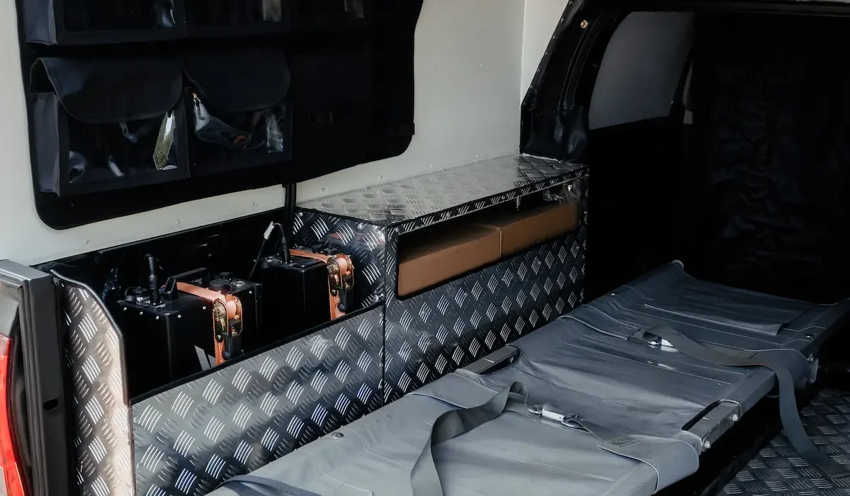 Броньований медичний пікап Toyota Hilux CASEVAC світло та медичні кейси