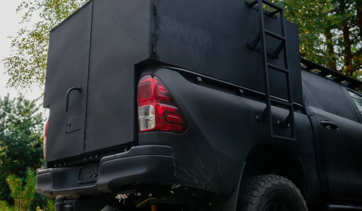 Броньований медичний пікап Toyota Hilux CASEVAC кунг зі сходинками